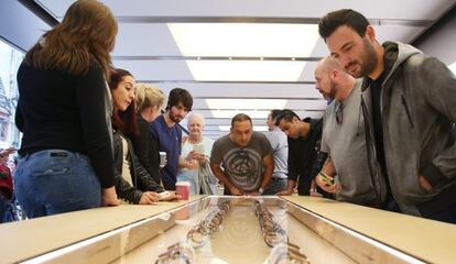 Los clientes miran los Apple Watch en Sidney.