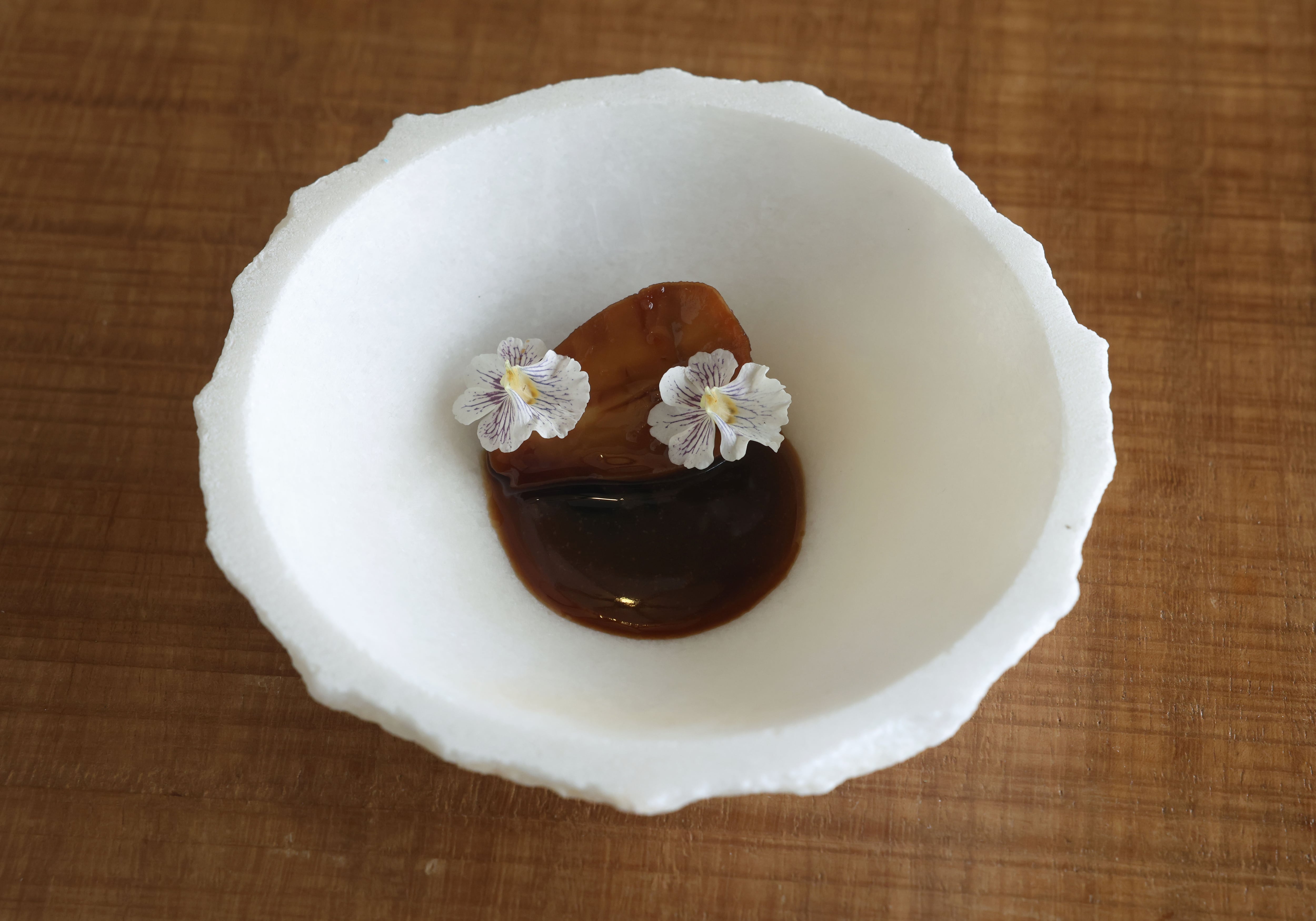 Tupinambo con lavanda y nemesias, en Pipilacha.