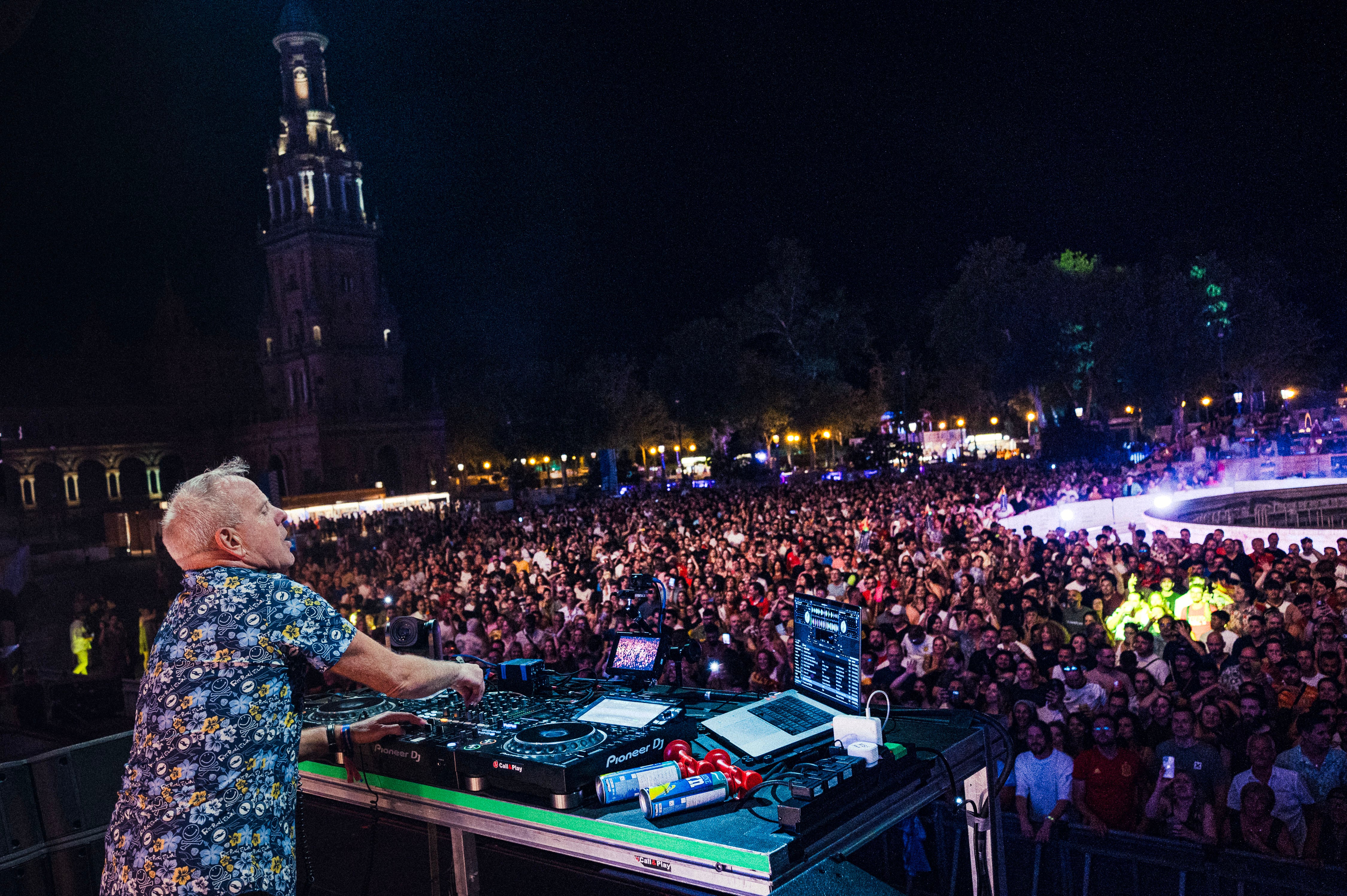 Otro momento de la actuación de Fatboy Slim ante 8.000 personas en la Plaza de España de Sevilla.