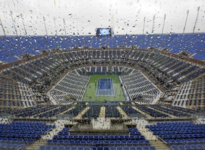 Imagen de la pista central del estadio Arthur Ashe vaca por la lluvia.