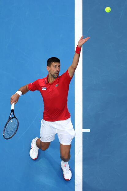 Djokovic se dispone a sacar durante un partido contra Zhang en Perth.