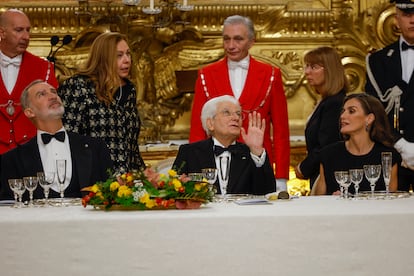 El rey Felipe VI y la reina Letizia junto al presidente de la Repblica Italiana, Sergio Mattarella, en la cena de gala ofrecida en su honor, este mircoles en el Palacio del Quirinal, en Roma.