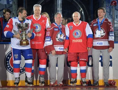 El presidente ruso (segundo por la izquierda) antes del inicio del partido de hockey en el Shayba Olympic Arena de Sochi.