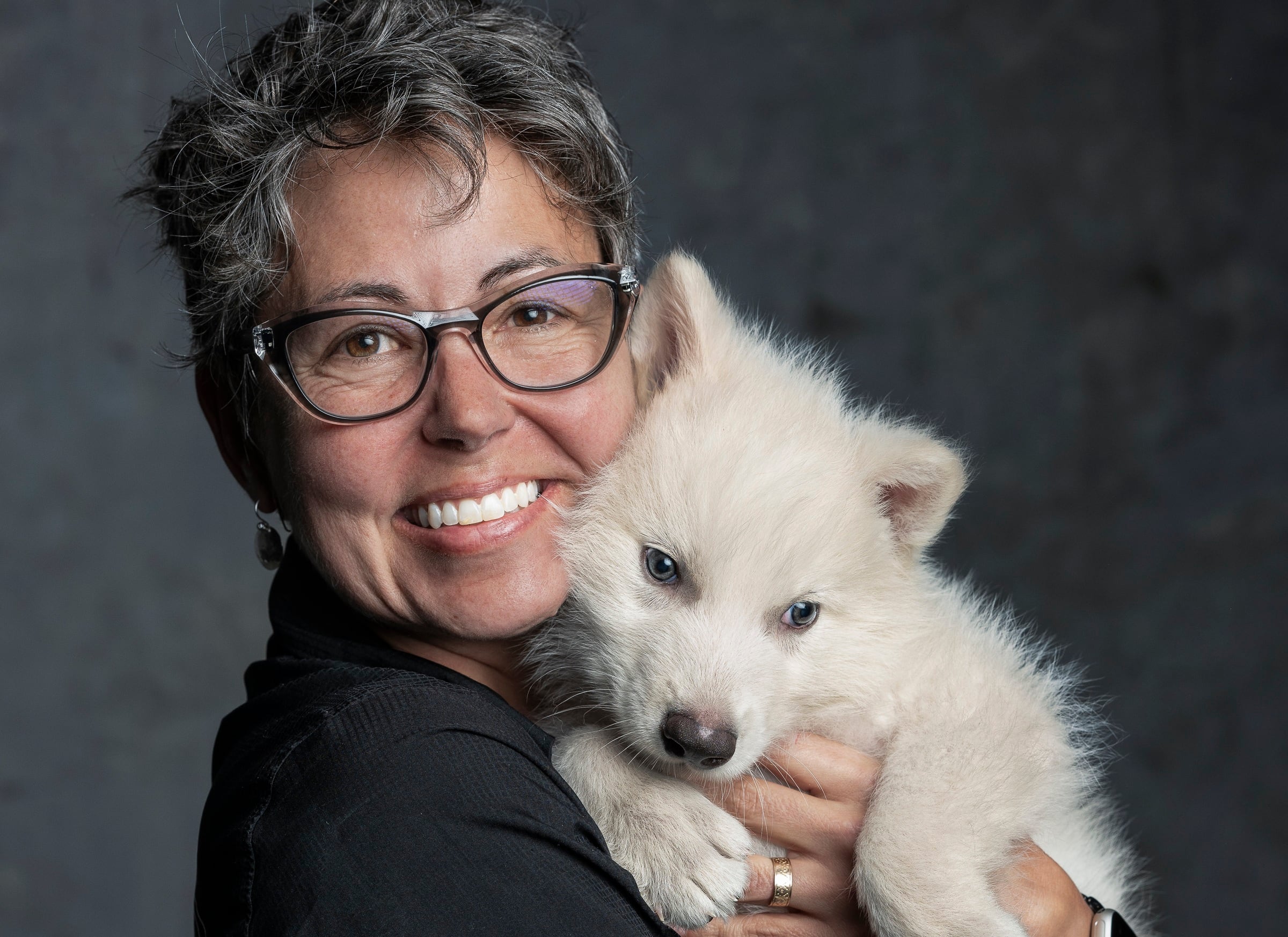 La zoóloga Beth Shapiro con uno de los tres lobos blancos creados por la empresa estadounidense Colossal.
