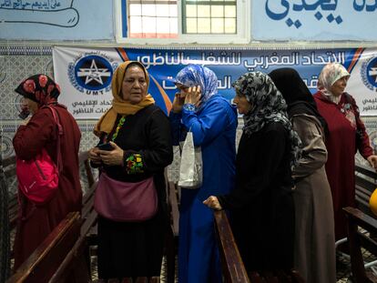 Trabajadoras transfronterizos participan en una reunión en la Unión Marroquí de Trabajadores en Nador (Marruecos), el 19 de mayo.