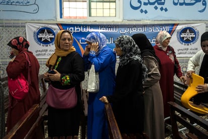 Trabajadoras transfronterizos participan en una reunión en la Unión Marroquí de Trabajadores en Nador (Marruecos), el 19 de mayo.