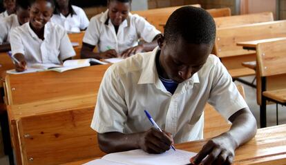 Samuel Bukuru, de 18 años, estudia en el colegio piloto de Busebwa, un proyecto de educación encaminado a una educación más amable y eficiente. La escuela es no obstante una excepción en un sistema tremendamente masificado (72 alumnos por clase).