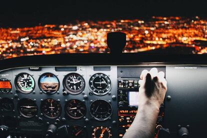 Los pilotos, o en su defecto los copilotos, regulan la temperatura del avión.
