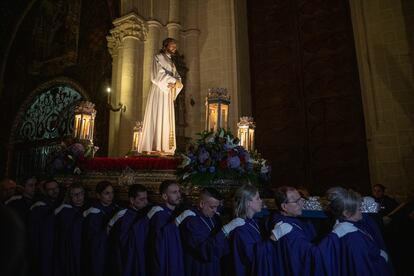 Treinta y seis cofrades portan la talla del Cristo Nazareno Cautivo, este lunes en Toledo.