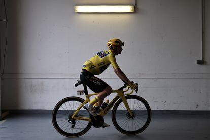 Vingegaard, en el Velódromo Nacional de Saint-Quentin-en-Yvelines, antes de la salida este domingo.