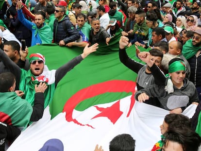 Ciudadanos argelinos festejan la dimisión del presidente Abdelaziz Buteflika, en Argel, el pasado 5 de abril. 
