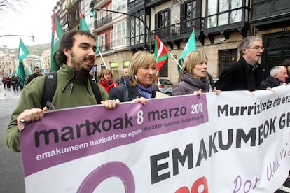 La cabecera de la manifestación convocada por el sindicato ELA que esta mañana ha recorrido Bilbao en apoyo a los trabajadores del comercio recalcando que el conflicto laboral en este sector "es mayoritariamente de mujeres"