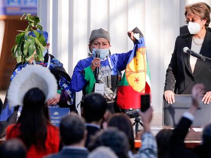 La doctora Elisa Loncón da un discurso tras ser elegida presidenta de la convención constituyente de Chile.