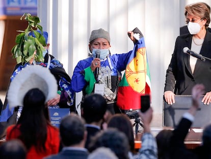 La doctora Elisa Loncón da un discurso tras ser elegida presidenta de la convención constituyente de Chile.