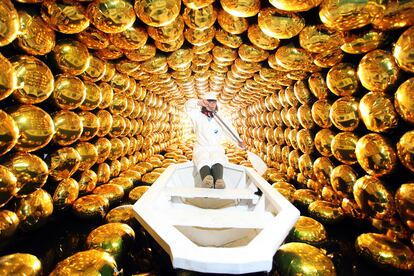 Ben Hayoun en el super k sonic booum Gold 2, una instalación que diseñó para recrear la experiencia de un boom sónico en el Super Kamiokande, el observatorio de neutrinos de Japón.