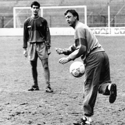 Johan Cruyff, en 1992, juguetea con el balón ante Guardiola en un entrenamiento del Barça en Praga.