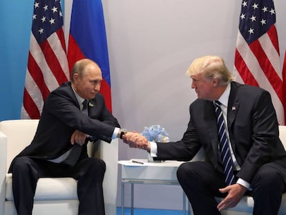 Vladimir Putin y Donald Trump en su reuni&oacute;n en Hamburgo, durante la cumbre del G20 el pasado 7 de julio.