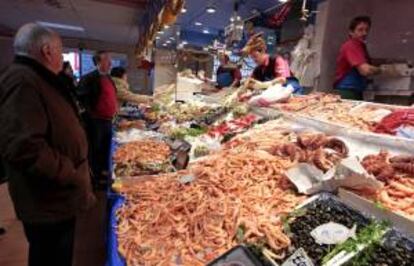 Clientes compran en un mercado. EFE/Archivo
