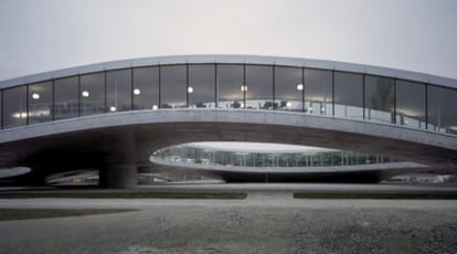 Exterior del Rolex Learning Center en la Escuela Politécnica de Lausana, del estudio Sanaa.