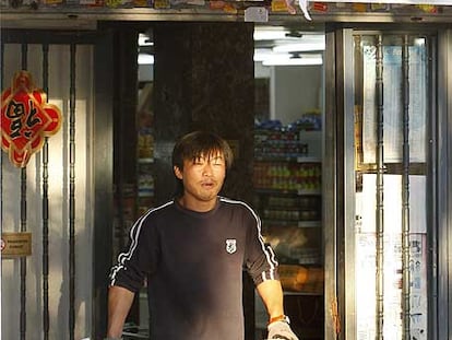 Un hombre sale de uno de los comercios chinos investigados en Madrid.