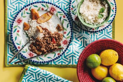 Gemma Miranda evitaría la ropavieja (en la imagen) y optaría por yuca hervida con cebolla roja macerada en lima; pescado guisado en leche de coco; tamal de verduras y, para terminar, plátano braseado, “que se tueste en su propio azúcar” y un zumo.  Uno de sus puntos fuertes es que la proteína que consumen es de origen vegetal, como recuerda Miranda. En su recetario no faltan los tamales y nuestra experta recomienda preguntar siempre de qué están hechos ya que, en ocasiones, “pueden ser de una masa de cereales con carne y entonces no interesa. Tienen que estar rellenos de vegetales cocinados en su propio jugo, sin grasas añadidas”. El arroz es uno de los ingredientes fetiche. “Lo ideal sería pedirlo integral, aunque no sea lo tradicional”. Si no quiere resistirse a la leche de coco, busque un restaurante donde sea natural, no de lata. El zumo de tamarindo, “es muy digestivo y está lleno de antioxidantes y betacaroteno, precursor de la vitamina A”.