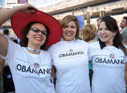 Miembros del grupo de apoyo demócrata "Latinos Unidos por Obama" aguardando la llegada del senador para aceptar su nominación