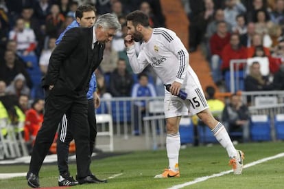 Carvajal intercambia opiniones con Ancelotti. 