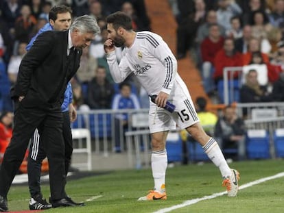 Carvajal intercambia opiniones con Ancelotti. 