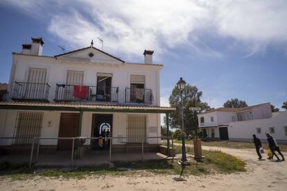 La vivienda en la aldea de El Rocío (Almonte), donde residen los jóvenes migrantes durante la campaña de recogida de frutos rojos. Algunos esperan continuar después en Lleida, recogiendo fruta de hueso.