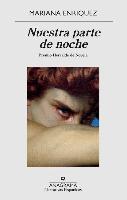 Nuestra parte de noche de Mariana Enríquez (Anagrama)

Es un juego de palabras un poco cursi, pero siempre que alguien define como literatura fantástica Nuestra parte de noche, la última novela de la escritora argentina Mariana Enríquez y premio Herralde de Novela 2019, no podemos evitar pensar que lo realmente fantástico no son los fantasmas, los demonios, las posesiones espirituales, las casas encantadas o los rituales sangrientos, sino la superdotada capacidad narrativa que tiene Enríquez para hacer que una novela tan compleja funcione tan bien, investida por una lucidez estilística que sí es de otro mundo. Leyéndola, apenas te das cuenta de la ausencia de guiones para presentar los diálogos –que pueden darse hasta entre tres y cuatro personas– o de la capacidad que tiene para mantener la tensión emocional entre capítulos, incluso cuando cambia de perspectiva y narrador, incluyendo nuevos personajes a la trama o presentándose bajo una nueva luz. 

 

De tan fácil de leer, ni tan solo aprecias lo difícil que es interpretarlo, capa sobre capa. Porque Nuestra parte de la noche habla de fantasmas y demonios reales -de los que todos sabemos que existen-, que se expresan en relaciones de poder (familiares, de género o institucionales): el inconsciente político de la dictadura argentina tiene un peso específico, igual que lo tienen las desapariciones, el clasismo o la violencia policial; pero también habla de fuerzas oscuras mucho más esotéricas, y no por ello menos reales: la amenaza metafísica que propone Enríquez puede tener a su vez muchas lecturas, desde las más literales hasta las más alegóricas. En resumen: la obra superdotada de una autora superdotada.