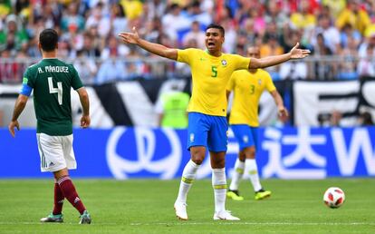 O jogador brasileiro Casemiro protesta durante uma jogada. Ele levou um segundo cartão amarelo.