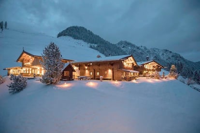 Alpbach (Austria): A 1.300 de altitud, con 500 metros cuadrados, diez dormitorios, todos con baño independiente, y una hermosa chimenea siempre encendida. Los ventanales ofrecen unas vistas de postal de la montaña. La estación cuenta con 109 kilómetros de pistas esquiables, cuyo 'forfait' sale por 43 euros al día. Precio: 2.550 euros la noche