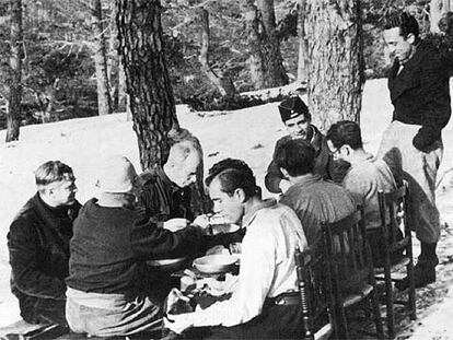 Norman Bethune, en la sierra de Guadarrama (Madrid), comiendo con los integrantes del Servicio Canadiense de Transfusión de Sangre.