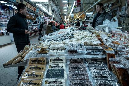 Puesto de turrones y dulces en un mercado de Valencia.