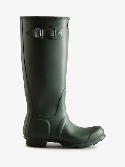 Desde que Kate Moss irrumpió en el festival de Glastonbury enfundada en unas botas Hunter, este diseño (que salió al mercado en 1956) se alza como el bestseller del calzado resistente a la lluvia. En color verde oliva, se convertirá en una pieza icónica de tu vestidor.150€.