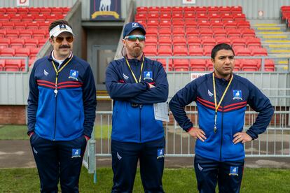 Jason Sudeikis, Brendan Hunt y Nick Mohammed, en la segunda temporada de 'Ted Lasso'.