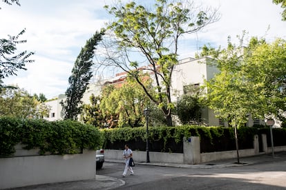 Una mujer pasea por una calle de la colonia El Viso.