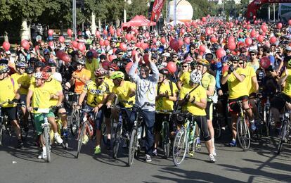 Miles de ciclistas salen del Paseo de la Alameda en el Día de la Bici.