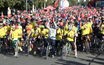 Miles de ciclistas salen del Paseo de la Alameda en el D&iacute;a de la Bici. 