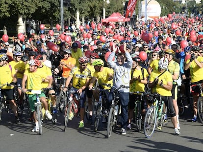 Miles de ciclistas salen del Paseo de la Alameda en el D&iacute;a de la Bici. 