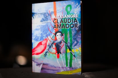 Un ejemplar de Altasangre, novela de Claudia Amador, ganadora del Premio Nacional de Narrativa Elisa Mújica.