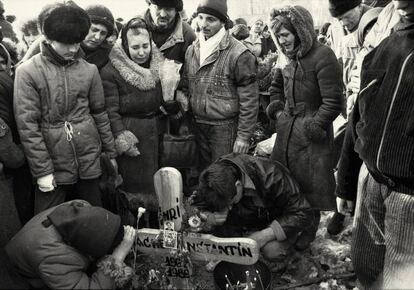 Entierro de una víctima de la revolución, el 24 de diciembre de 1989 en Bucarest.