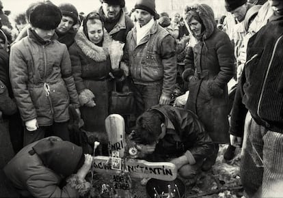 Entierro de una víctima de la revolución, el 24 de diciembre de 1989 en Bucarest.