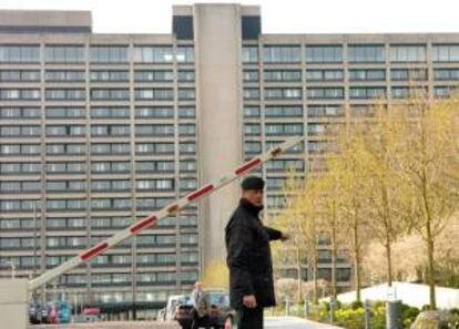 Un guardia de seguridad frente al Bundesbank, en Fráncfort (Alemania). EFE/Archivo