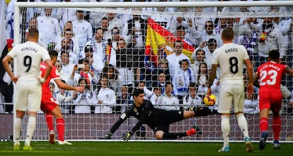 Stuani marca de penalti el primer gol del Girona.