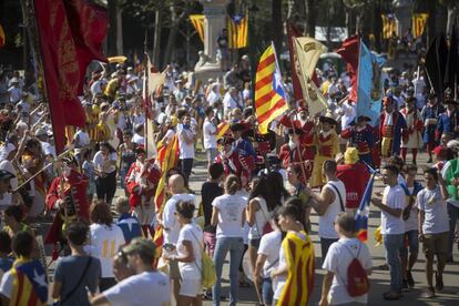 Membres de la Coronela desfilen pel Passeig de Lluís Companys.