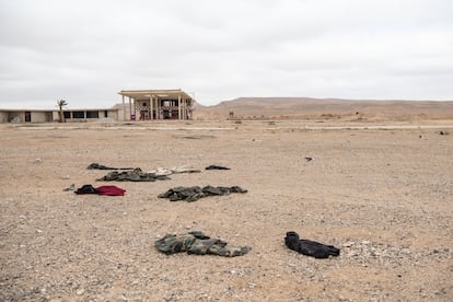 Uniformes militares tirados en los caminos que atraviesan el desierto sirio tras la huida de soldados del ejército regular.