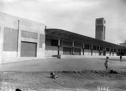 1930 (aproximadamente). Mercado Central de Pescados, en la Puerta de Toledo, de Javier Ferrero. No deja la menor concesión a las florituras y lo que llama “magnificencia”. “Aun los modernos y más perfectos mercados del extranjero: Reims, Leipzig y Franfort (sic), etc., no obstante su acierto y magnificencia, no han podido desprenderse de... eso, de la magnificencia; resulta un tanto pueril ver elevarse sobre el cesto de modestas lechugas o el cajón de aplastados lenguados, una soberbia bóveda o una ingente cúpula, recuerdos del mercado Grand Hall, del siglo XIX”. Así lo cree Ferrero en un artículo de un año de 1935, un año antes de morir.