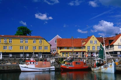Svaneke (1.059 habitantes), en la isla Bornholm, fue elegido en más bonito de Dinamarca en 2015 gracias a su bien conservado casco histórico, repleto de edificios pintorescos con fachadas de entramado de madera y antiguos caserones comerciales. Imprescindible visitar sus ahumaderos de arenques.