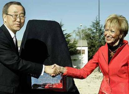 Ban Ki-moon y Fernández de la Vega se saludan, ayer, tras descubrir una placa en el lugar donde se erigirá la base de comunicaciones.
 / jesús císcar
Rita Barberá y Francisco Camps, ayer, con Ban Ki-moon en Valencia.